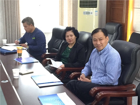 信阳市科技局党组成员、副局长许永，平桥区科技局局长刘开梅听取公司科研工作情况汇报。