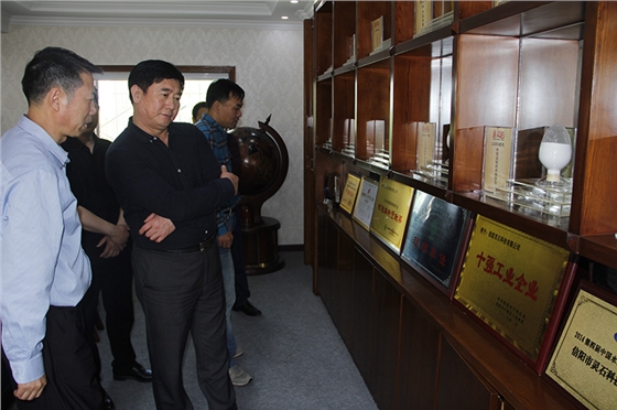 刘书记一行参观公司产品展示与荣誉墙。