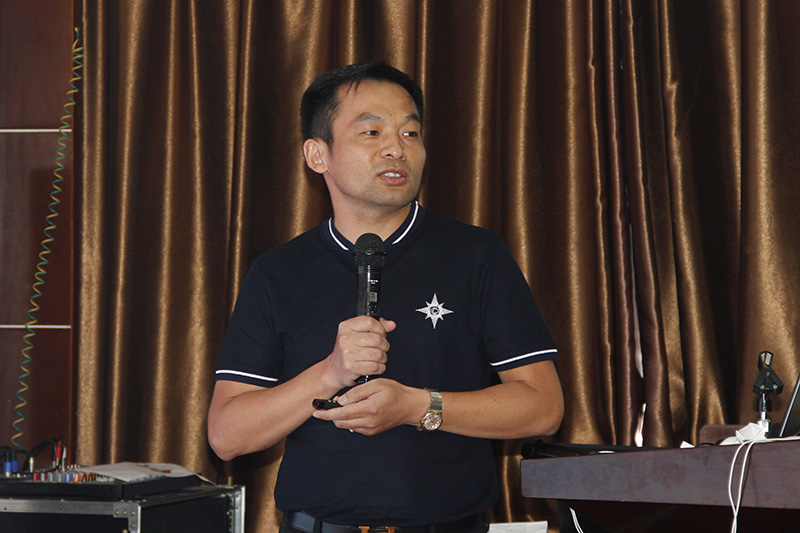 上海菲幕乐科技有限公司董事长、总经理梁蛟德先生讲解砂浆机喷设备知识。