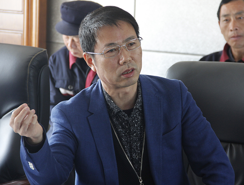 信阳市灵石科技有限公司董事长肖学党在座谈会上讲话。