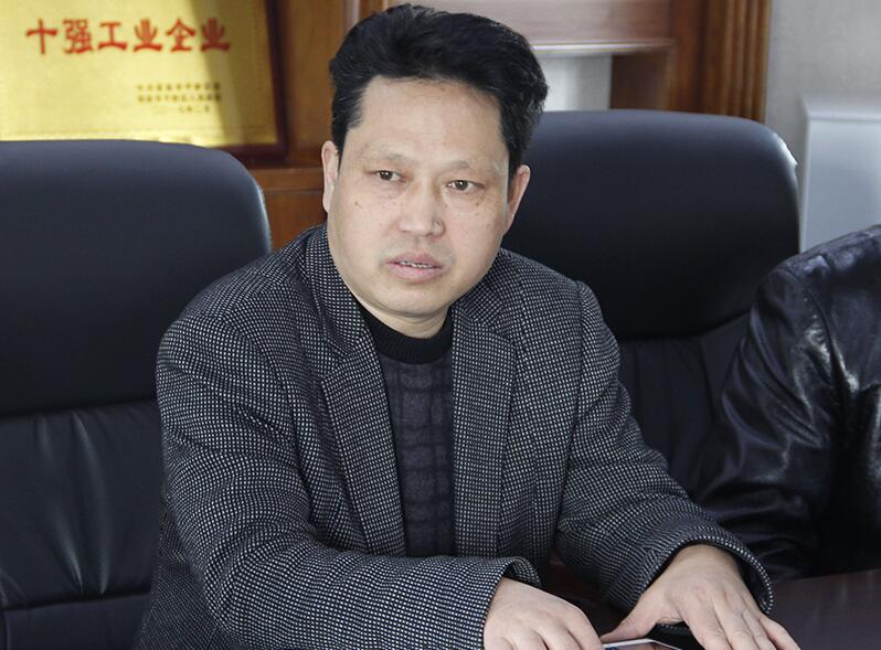 信阳市灵石科技有限公司党支部书记、副总经理陈安平对厂区环境卫生工作作出部署。