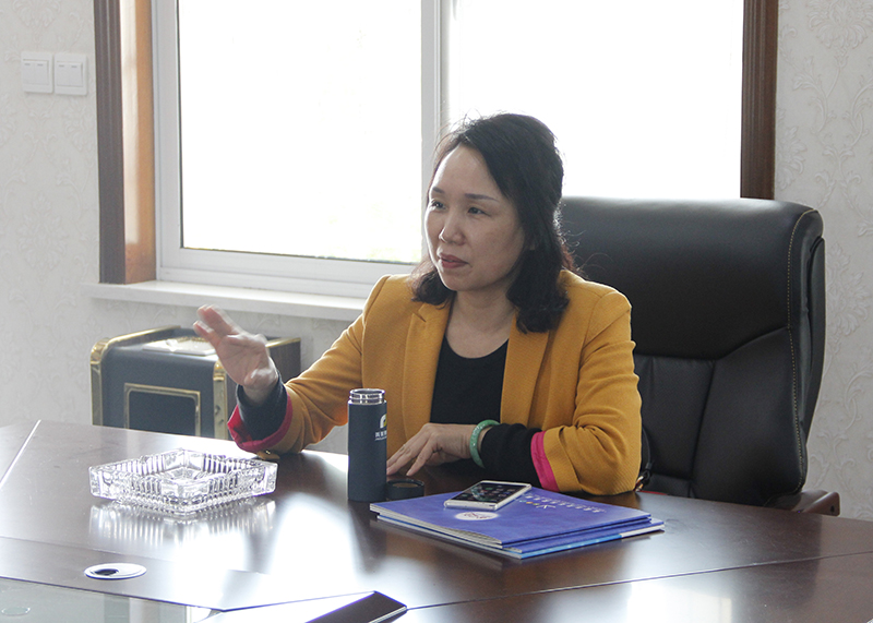 信阳市灵石科技有限公司副总经理孟旭燕女士针对厂区环境卫生工作提出要求。