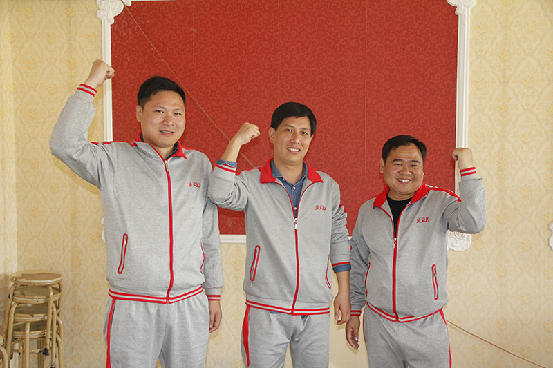 河北省区经理程波(左一)、河南省区经理王浩(中)与公司副总经理、砂浆剂事业部总监杜爱民合影。