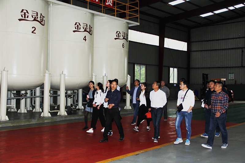 陈安平向考察团介绍公司最先进的生产线。