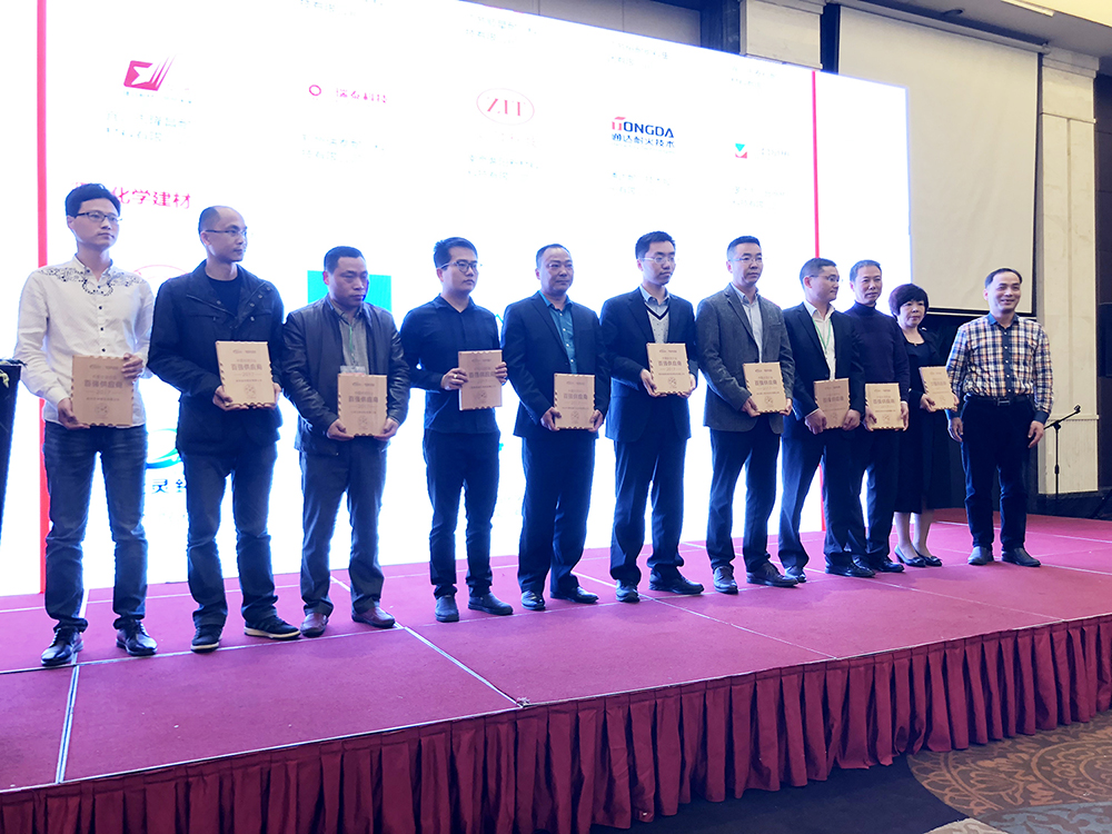 信阳灵石荣获“中国水泥行业百强&创新供应商”荣誉称号。